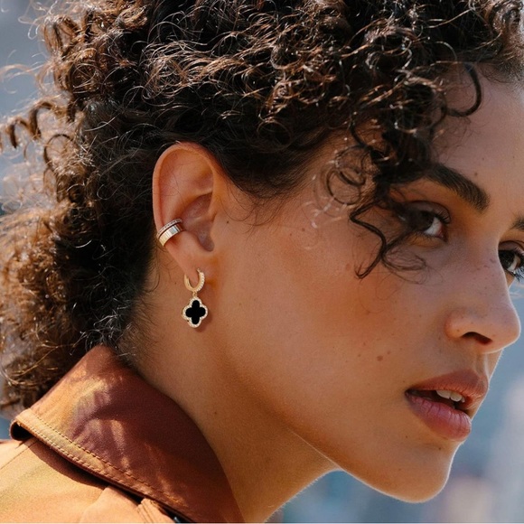 Four Leaf Clover Hoop Earrings💎 - Picture 2 of 12